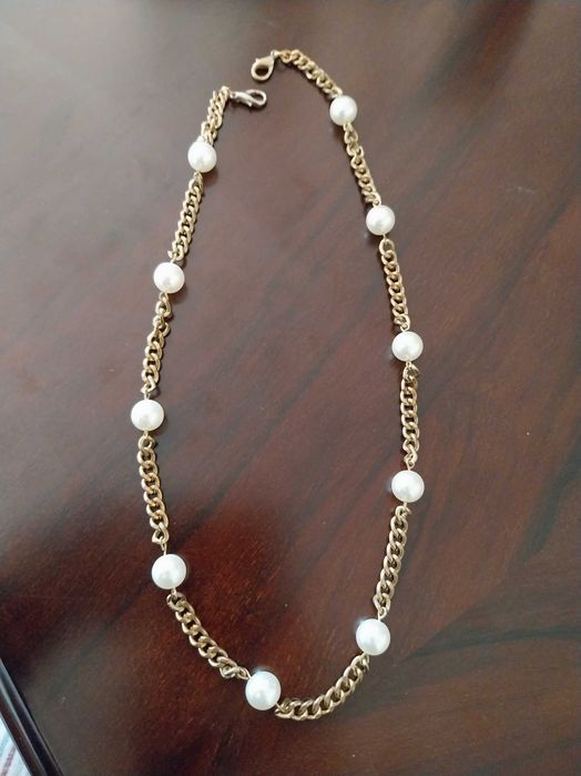 Coffret Natal, clutch colorida + esfoliante rosto + colar de pérolas