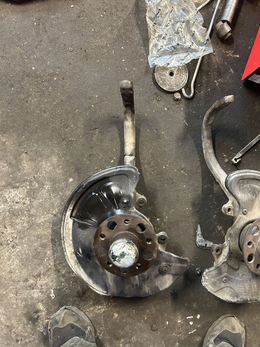 Поворотные кулаки Мерседес w 211 в сборе