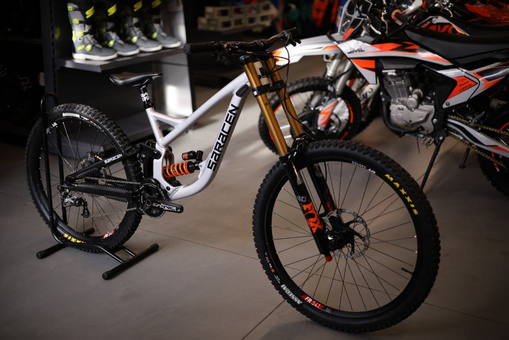 Saracen Myst Team mullet rower DH