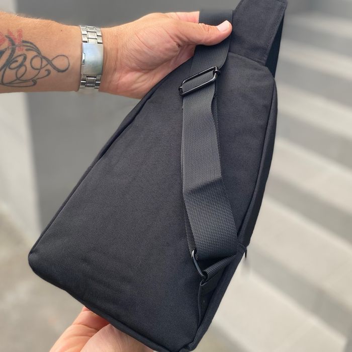 Чоловіча нагрудна сумка - слінг бананка через плече