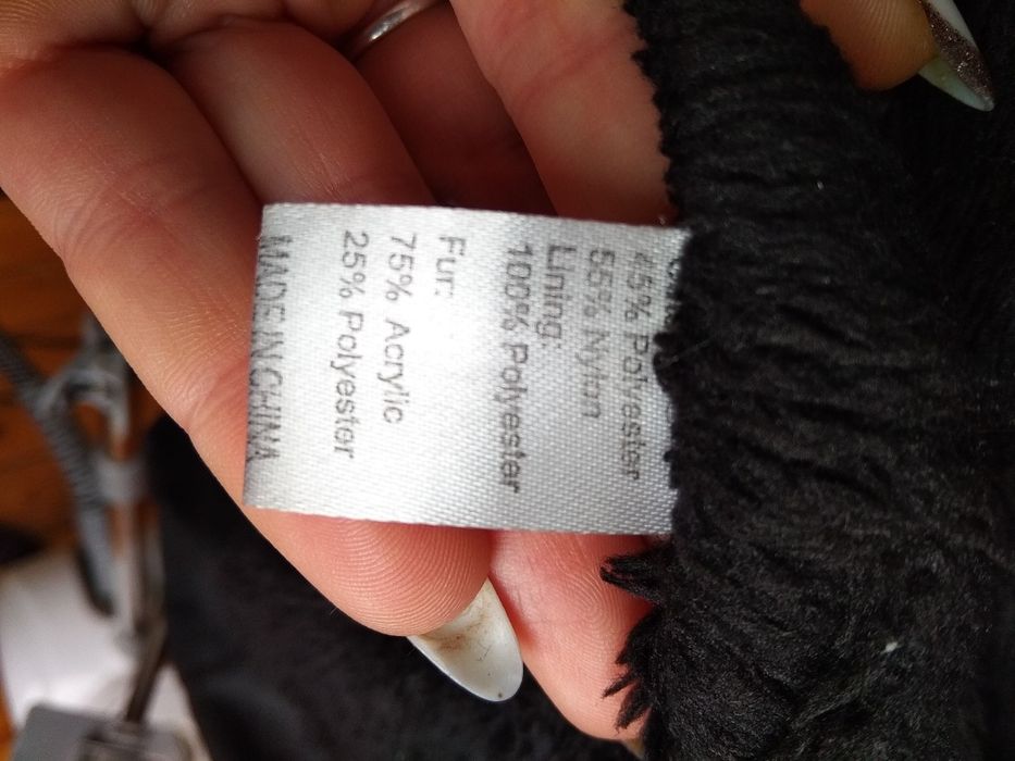 Тепла чорна курточка