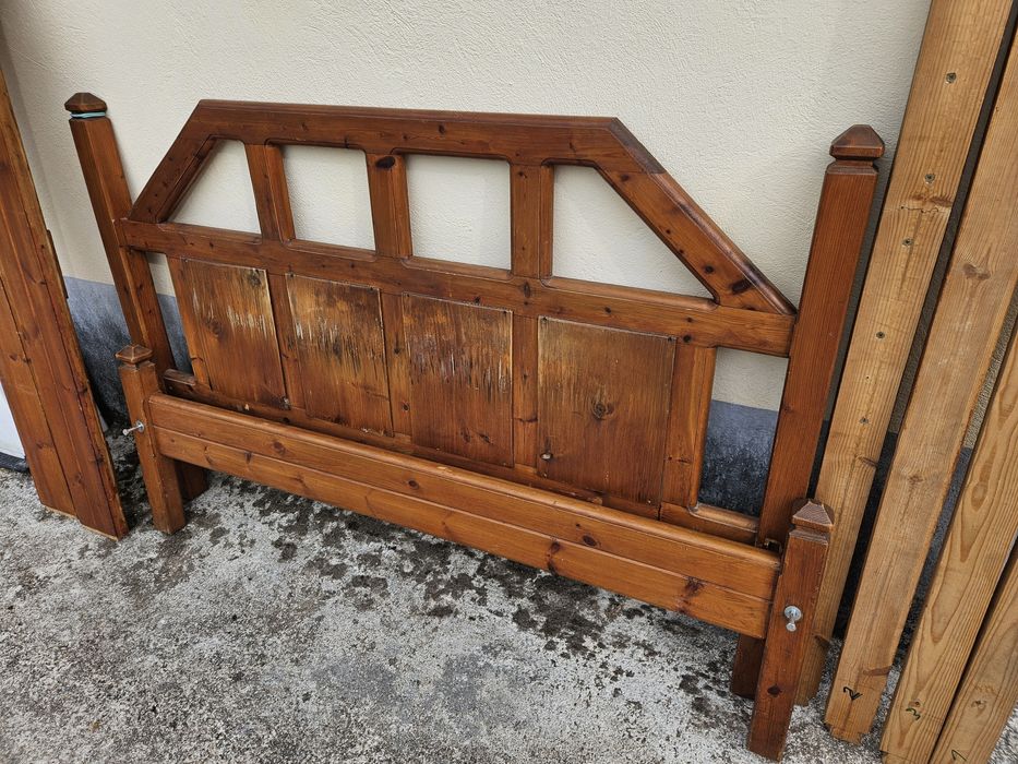 Cama de casal em bom estado.