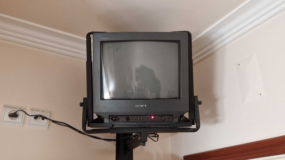 Sony Color Television with Analog Channels, Including Wall Mount64409319200515120