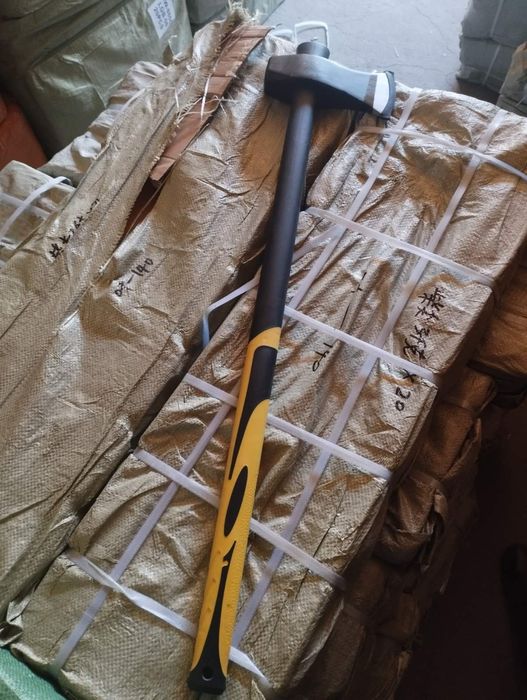 Топор Колун 4000 г с фибергласовой ручкой Hoz.
Топор