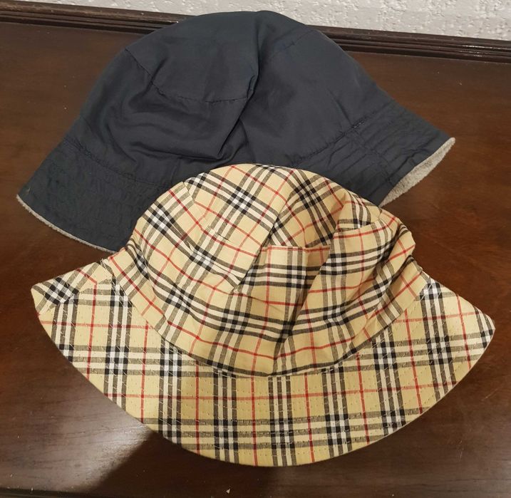 Boné azul para a chuva disponivel. 5€