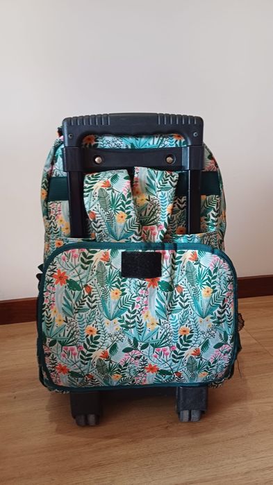 Mochila escolar com rodinhas e alça retrátil
Possui vários compartime