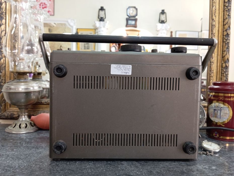 Radio Amador Kenwood R-1000, um recetor de comunicações de ondas curta