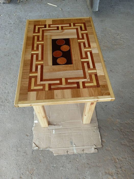 Столик ручної роботи.