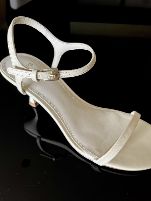 Sandália com Salto Kitten Mango