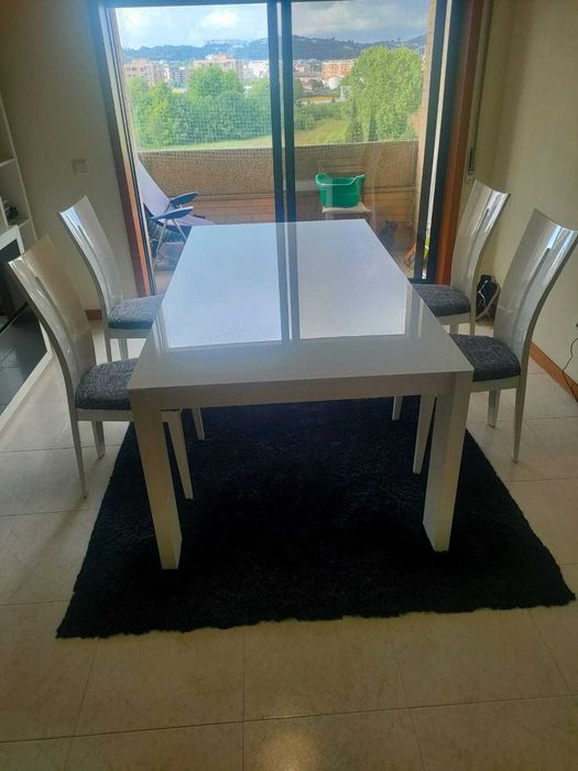 Mesa com vidro Temperado + 4 cadeiras e o tapete