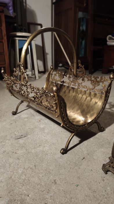 Cesto de lenha com utensílios em latão