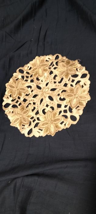 Serwetka- haftowana złotą nicią - haft richelieu, średnica 28 cm