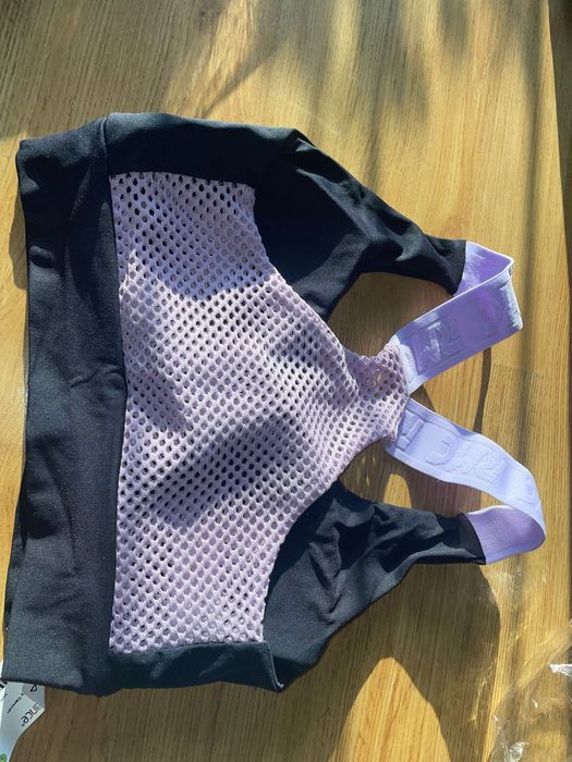 Top desportivo preto