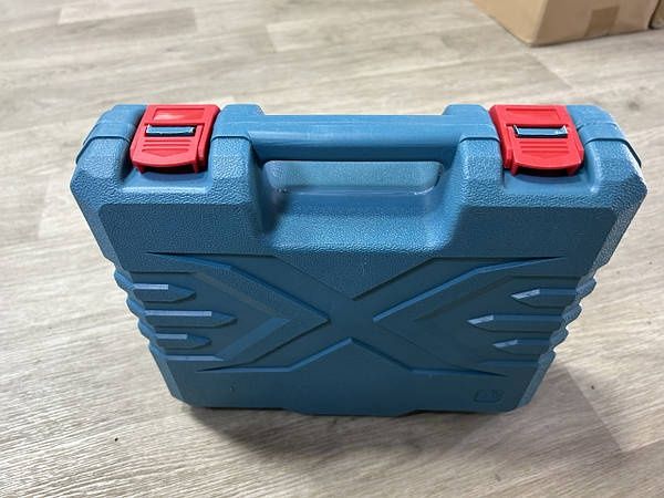 Шуруповерт  / 2 аккумулятора/ набор бит и свер / дрель