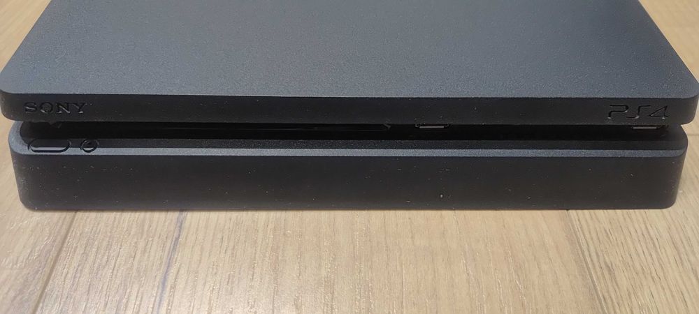 PS4 slim 1 TB + kontroler i wszystkie kable