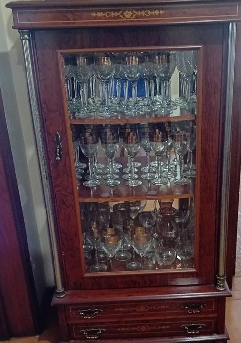 Vende se móvel cristaleira