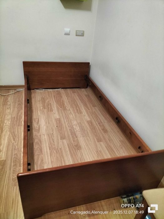 Quarto de solteiro completo em cerejeira, tenho colchão em segunda mão