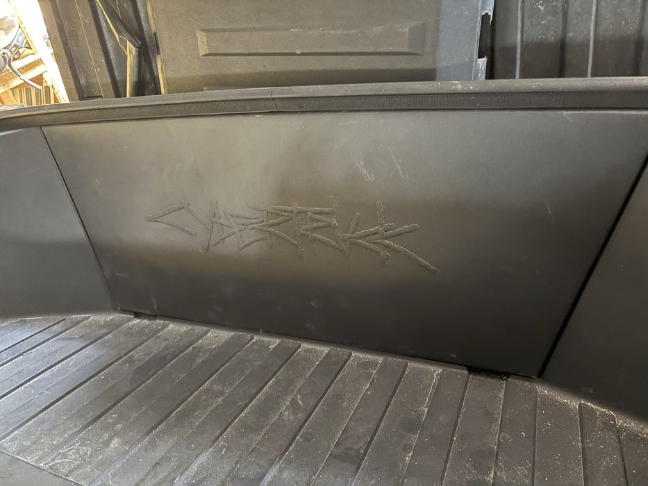 Переднє корито Tesla Cybertruck