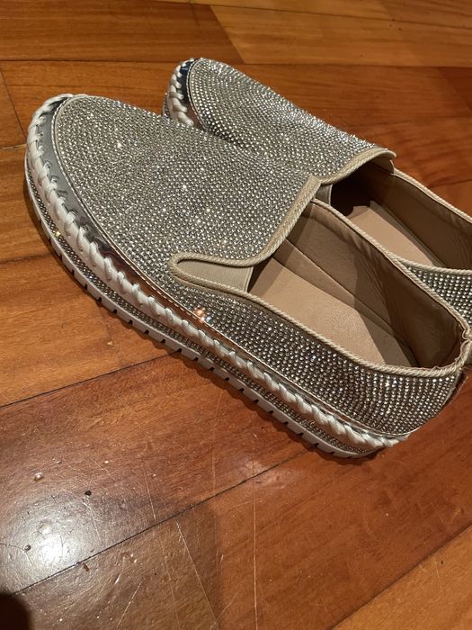 Alpercatas tipo tenis com brilhantes