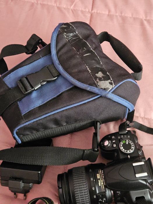 Câmara Nikon D3100 com lente 18-55