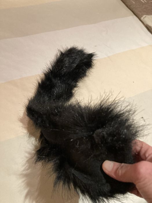 Gola sintética, em pelo de cor preto