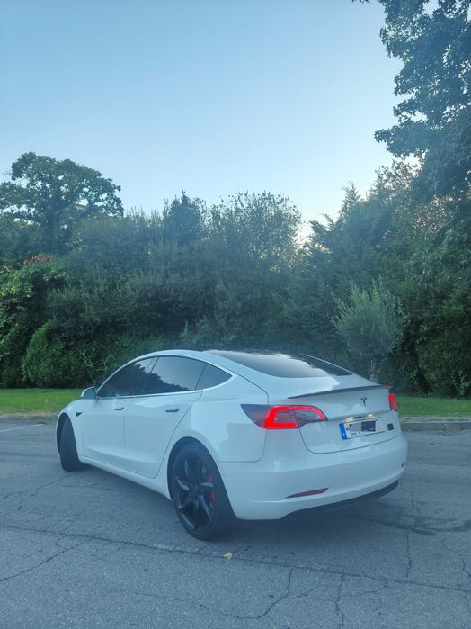 Tesla model 3 performance