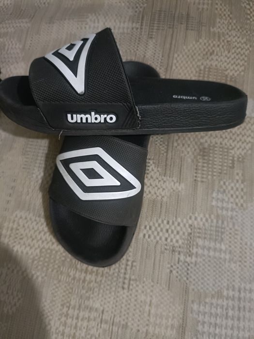 Klapki chłopięce firmy Umbro rozmiar 32