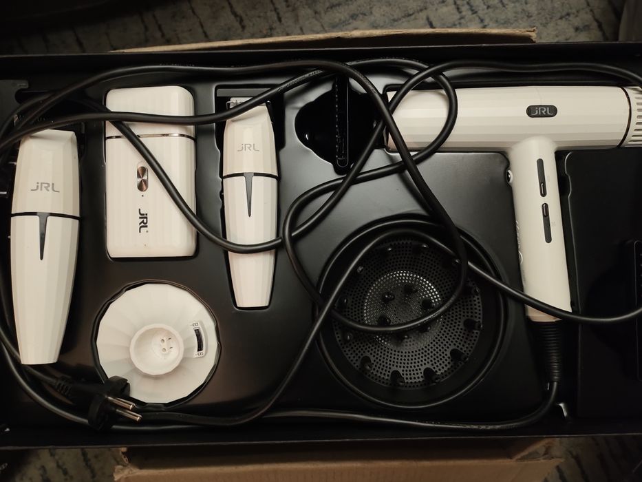 Продається набір: фен, тример,машинка для стрижки, шейвер, чемодан JRL