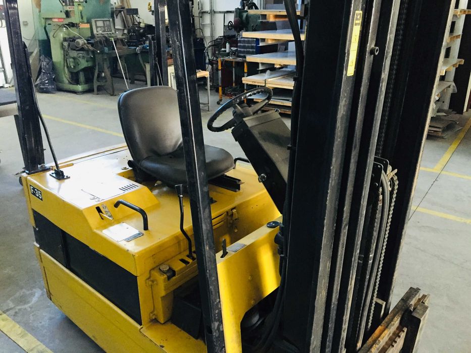 Empilhador elétrico Caterpillar