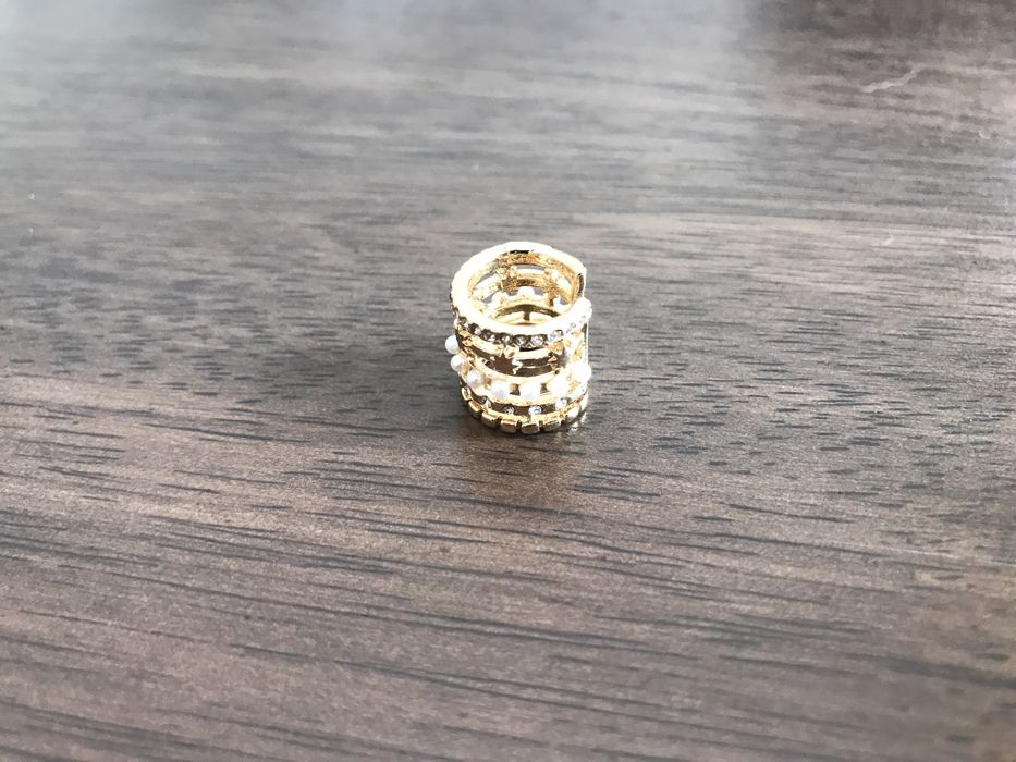 Brinco ear cuff dourado com brilhantes e pérolas Bijou Brigitte