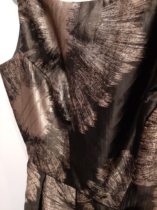 Czarna sukienka ze złotym motywem jak nowa