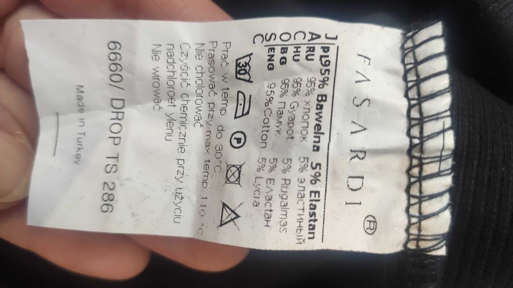 Czarna sukienka z krótkim rękawem