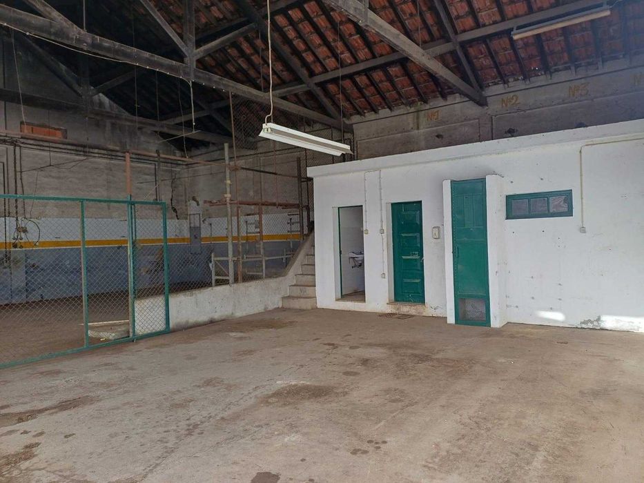 Arrenda-se oficina/ armazém