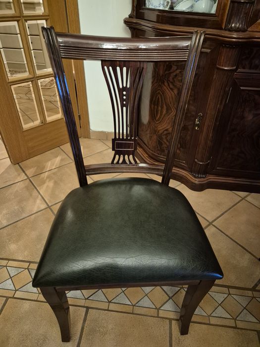 Conjunto cristaleira + mesa com 6 cadeiras em madeira