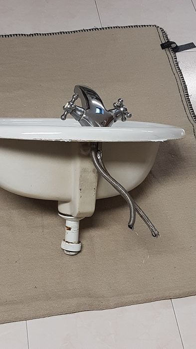 Lavatório de casa de banho com misturadora