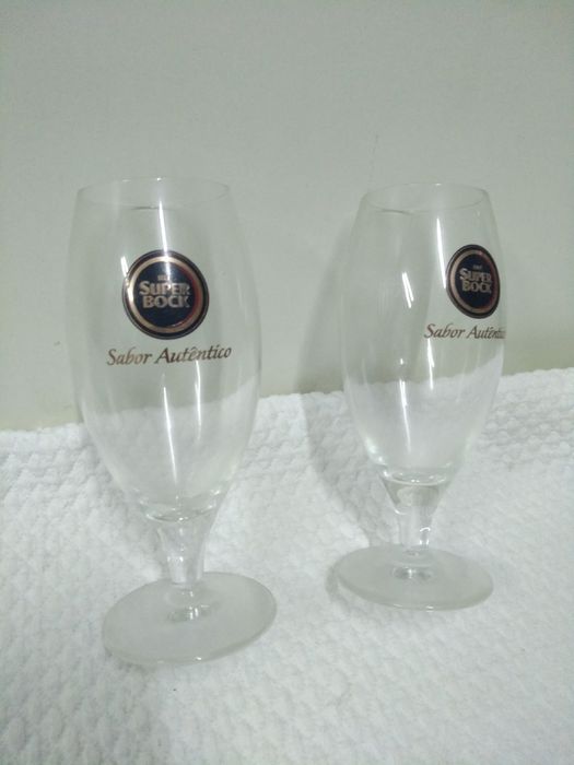 Variedade de copos antigos com publicidade para coleção