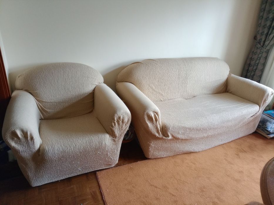 Sofás usados com as respetivas capas laváveis