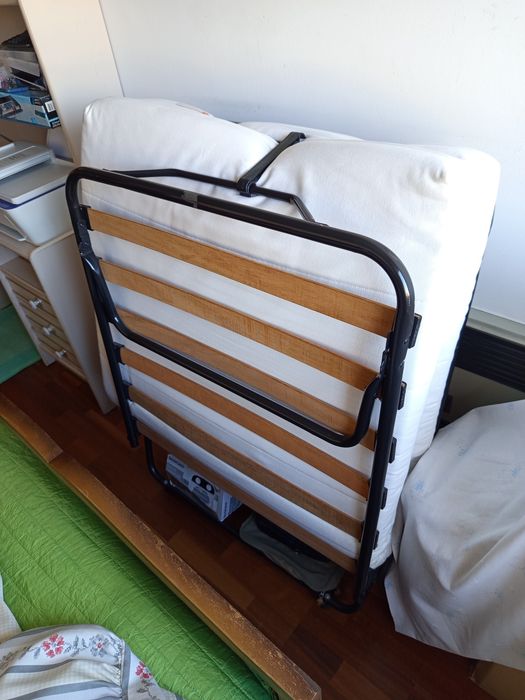Cama dobrável com colchão solteiro.