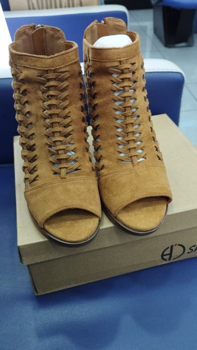 Botins novos. Tam. 35. Côr camel