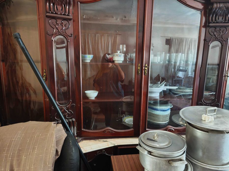 Móvel de sala de jantar antigo em madeira