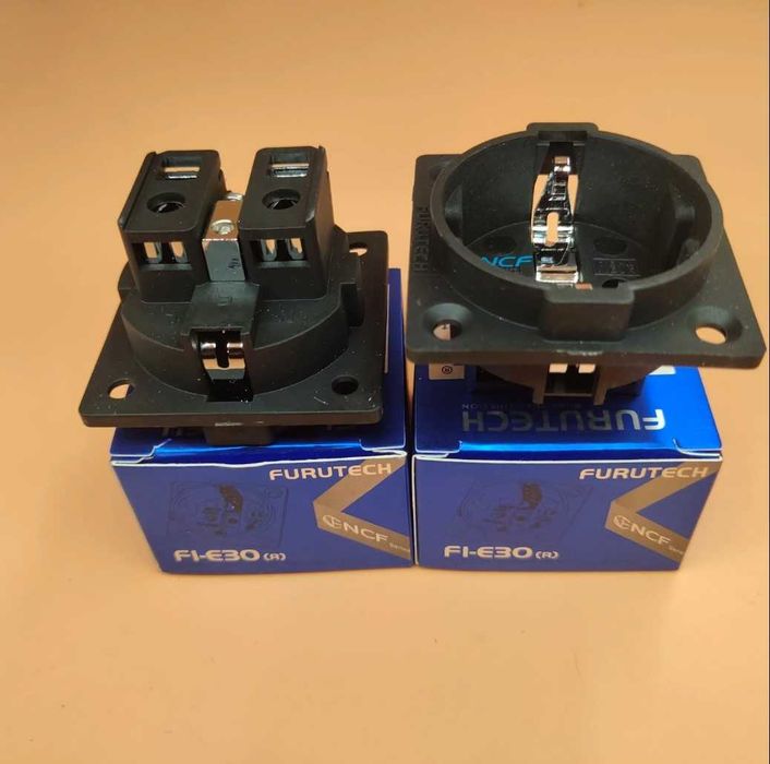 Сетевая (силовая) розетка Furutech FI-E30R Oyaide Neotech Saec