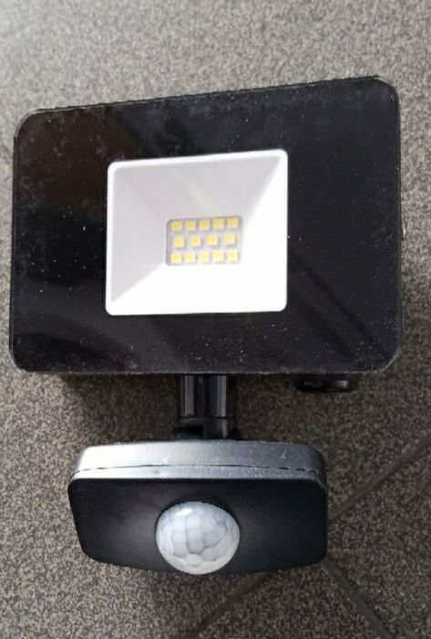 Adjustable Outdoor Projector with Motion Sensor (NEW)63824211235715120