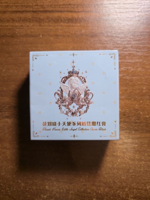 рум'яна flower knows