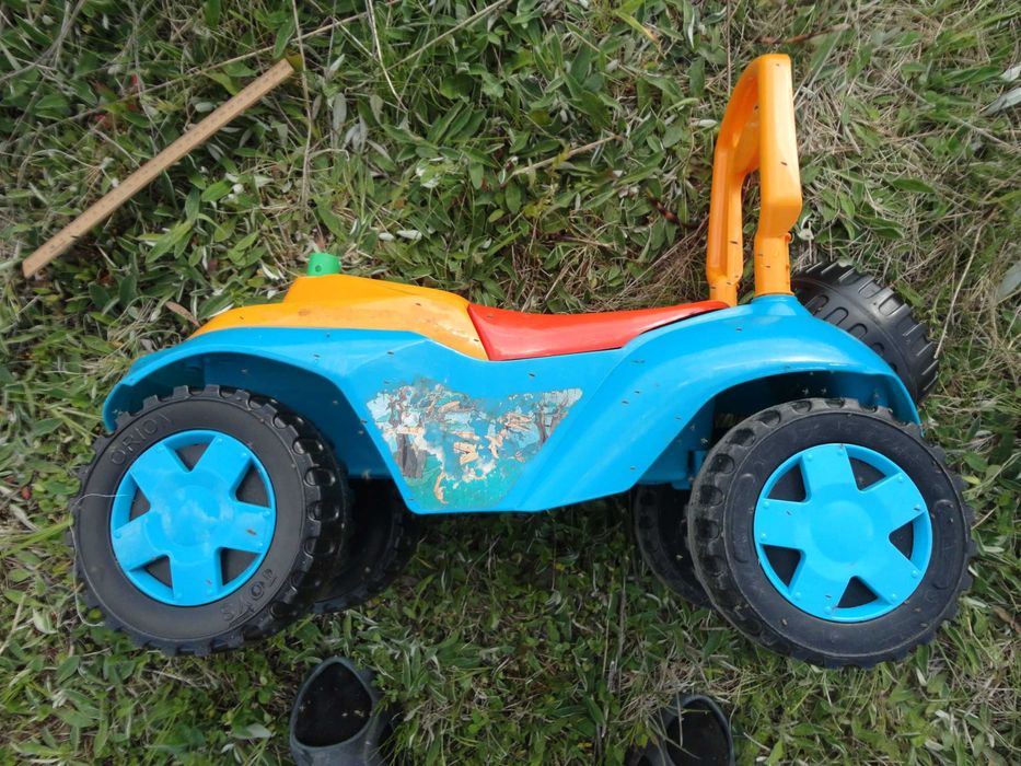 Велика дитяча машинка.