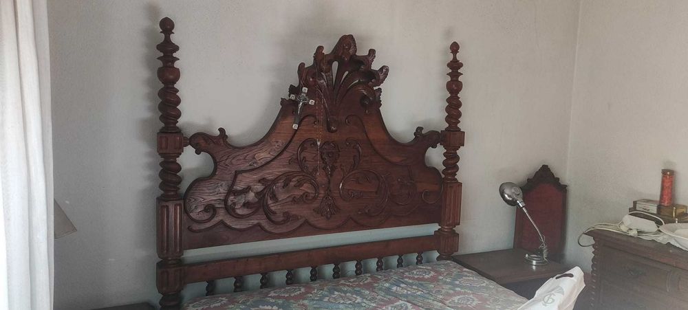 Quarto em madeira maciça, duas mesinhas de cabeceira, um armário e duas cadeiras.