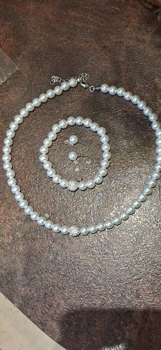 Zestaw nowej biżuterii z imitacji pereł.