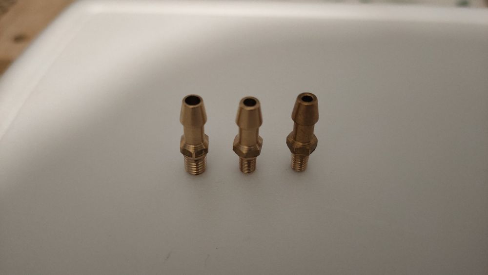 Króciec mosieżny M5