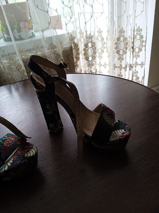 Продам босоніжки