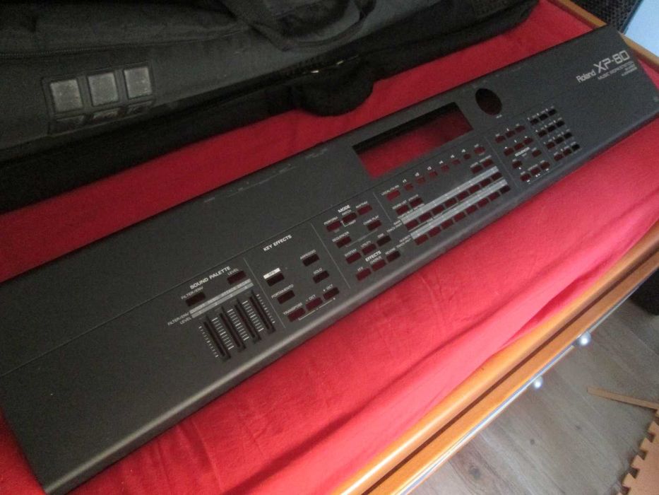 Exterior metálico de Roland XP80