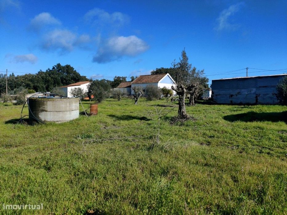 Monte com moradia para renovar em Grândola